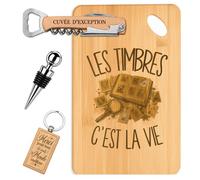 Planetee Coffret Planche à Découper Les Timbres c'est la Vie | Bambou Gravé, Tire-Bouchon, Bouchon à Vin, Porte-Clés | 4 Pièces | Cadeau Noël Homme Passionné Humour Original Anniversaire
