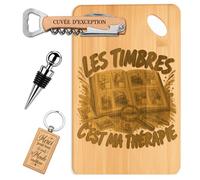 Planetee Coffret Planche à Découper Les Timbres Ma Thérapie | Bambou Gravé, Tire-Bouchon, Bouchon à Vin, Porte-Clés | 4 Pièces | Cadeau Noël Homme Passionné Humour Original Anniversaire
