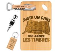 Planetee Coffret Planche à Découper Un Gars qui Adore les Timbres | Bambou Gravé, Tire-Bouchon, Bouchon à Vin, Porte-Clés | 4 Pièces | Cadeau Noël Homme Passionné Humour Original Anniversaire