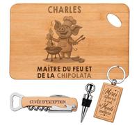 Planetee Coffret Planche Apéro Charles maître du feu et de la chipolata | Bambou Gravé, Tire-Bouchon, Bouchon à Vin, Porte-Clés, 4 Pièces, Cadeau Homme Fête des Pères Amateur et Amatrice Barbecue