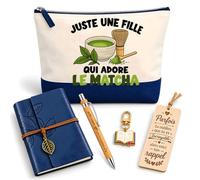Planetee Coffret Pochette Une Fille Qui Adore Le Matcha | Pochette Coton, Carnet Similicuir, Stylo Bambou, Marque-Page Bois, Porte-Clés Livre, 5 Pièces, Cadeau Noël Femme Passionnée
