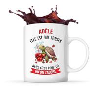 Planetee Mug Adèle Elle Est aux Fraises | Tasse Prénom Cadeau Anniversaire Noël Humour