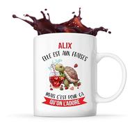 Planetee Mug Alix Elle Est aux Fraises | Tasse Prénom Cadeau Anniversaire Noël Humour