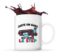 Planetee Mug Juste un gars qui adore le step | Tasse en Céramique 330 ml Recto Verso Passe au Lave-Vaisselle | Café Thé Bureau Maison | Cadeau Sportif Collègue Anniversaire Noël