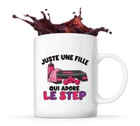 Planetee Mug Juste une fille qui adore le step | Tasse en Céramique 330 ml Recto Verso Passe au Lave-Vaisselle | Café Thé Bureau Maison | Cadeau Sportive Collègue Anniversaire Noël