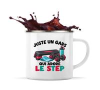 Planetee Mug Métal Émaillé Juste un gars qui adore le step | Tasse de Camping 300 ml Recto Verso Passe au Lave-Vaisselle | Randonnée Bivouac Bureau | Cadeau Sportif Homme Femme Anniversaire