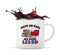 Planetee Mug Métal Émaillé Juste un gars qui adore les BD | Tasse de Camping 300 ml Recto Verso Passe au Lave-Vaisselle | Randonnée Bivouac Bureau | Cadeau Bédéphile Homme Femme Anniversaire