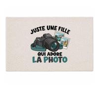 Planetee Tapis Juste Une Fille Qui Adore la Photo | Coton 725 g/m² 61 × 40 cm Lavable en Machine | Salle de Bain, WC ou Cuisine | Cadeau Photographe Anniversaire Noël