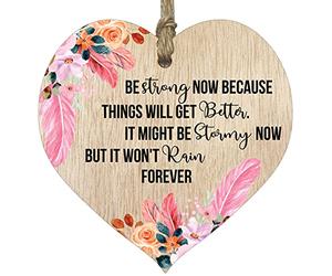 Plaque en bois léger en forme de cœur à suspendre « Be Strong Now Because Things Will Get Better », « Thinking of You » - Cadeau pour encourager quelqu'un - Plaques avec citations, Secret Santa,