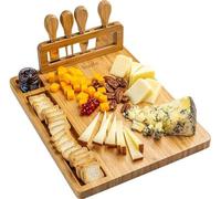 Plateau à fromage en bambou avec couteaux et ustensiles pour découper le fromage