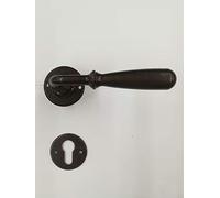 Poignée en fer antique, couleur rouille, avec buse et rosace trou yale, cadre poignée 8 mm. Complet pour une porte intérieure + extérieure et de vis antique. FM 031.Y