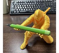 Porte-stylo en forme de figurine de ninja imprimée 3D, organiseur de crayons samouraï pour bureau, décoration créative de guerrier pour fournitures de bureau, plastique PLA (doré)