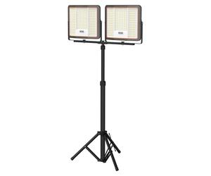Projecteur de chantier rechargeable UISEBRT LED 2x300W avec trépied noir, IP66, intensité réglable, recharge USB-C, télécommande pour chantier, atelier et jardin