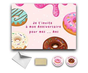 RXLITE Nouveauté 2024 Kit créatif premium de 10 Cartes d'invitation anniversaire à gratter thème Donuts en français: 10 Cartons, 10 enveloppes blanches, 10 stickers et 10 autocollants dorés