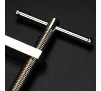 Serre-joint plat en acier chromé avec couvercle de protection et poignée en T, conçu pour un serrage de précision en atelier (0-46 mm)