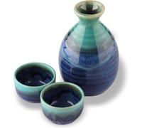 Service à saké japonais de style traditionnel en céramique, comprenant une carafe à saké et deux coupes à saké, motif « tortues marines » Seiryu