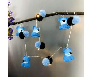Sezrgiu Guirlande lumineuse à pompons colorés 3D et koalas, alimentée par piles, avec fonction minuterie, pour chambre d'enfant, anniversaire, décoration de Noël (1,65 m, 10 LED, koala bleu)