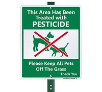 SmartSign Panneau « Area Treated with Pesticides, Keep Pets Off Grass » pour pelouse | Panneau en aluminium de 25,4 x 30,5 cm avec piquet de 0,9 m