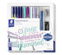 Staedtler Kit de lettrage à la main, étui en carton avec 4 triplus color, 2 stylos fins triplus, 2 triplus textsurfer, 1 stylo métallique, 1 crayon à dessin, 1 taille-crayon, 1 gomme, 61 323