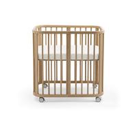 Stokke Nighti™ Mini Lit Bébé en Bois, Naturel | Berceau pour bébé, design scandinave, matelas et drap-house inclus. Se déplace facilement avec roulettes verrouillables.