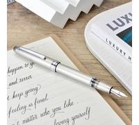 Stylo plume en titane avec surface brossée, plume extra-fine, mécanisme à cartouche, indicateur de niveau d'encre, livré avec un porte-clés et un étui