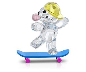 Swarovski Kris Bear Figurine Skaterbear - Cristaux Swarovski transparents, roses et jaunes avec accents en métal laqué bleu - Fait partie de la collection Swarovski Kris Bear