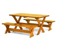 Table de jardin de style moderne en bois brun pour pique-nique en famille sur la terrasse