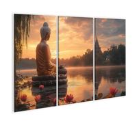 Tableau sur toile Bouddha au bord du lac au coucher du soleil, fleurs de lotus calmes au premier plan - Toile 130x80 cm - 3 panneaux