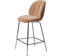 GUBI Tabouret de bar 65 cm Beetle Soft. dossier avant recouvert Tabouret Belsuede Dedar 132. noyer laqué-dossier noir. chrome
