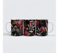 tasse premium raxxa "Minuit dans la jungle : design vintage tropical avec des fleurs de la passion rouges et des feuilles"