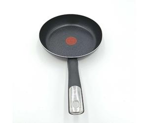 Tefal C38804 Poêle à frire en titane dur Essential, 24 cm, revêtement anti-adhésif avec particules de titane, indicateur de température, lavable au lave-vaisselle, noir