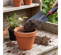 Truelle de jardin à large ouverture en fer noir manche caoutchouc 31 cm | Lame ronde en fer de 31 cm de long avec rainures latérales, poignée en caoutchouc noir, col rouge et trou de suspension.