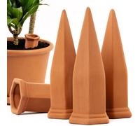Un ensemble de quatre arrosoirs coniques en terre cuite, parfaits pour l'arrosage des plantes d'intérieur.