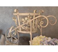 Un magnifique présentoir à fleurs de style provençal sur roulettes