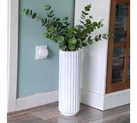 Un vase cylindrique en plastique blanc avec une finition semblable à la céramique, un design texturé minimaliste et un style nordique moderne. Il est conçu avec une texture géométrique et une base ant