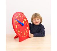 Une grande horloge magnétique élégante dotée d'un