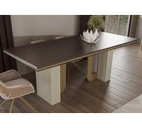 Une table à manger élégante aux accents métalliques et aux pieds raffinés