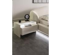 Une table de nuit au design élégant embellit l'espace de la chambre à coucher