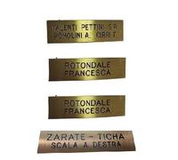 Vous recevrez 3 plaques en laiton pour boîte aux lettres de 2,5 x 7 cm d'épaisseur environ 1 mm avec adhésif double face au choix des couleurs Gravure incluse