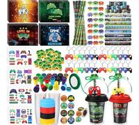 Watersay Lot de 110 cadeaux de fête avec gobelet avec couvercle, carte de jeu, taille-crayon, gomme, autocollants, bracelet, porte-clés, timbre, ruban adhésif pour joueur, fête d'anniversaire