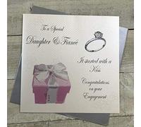 WHITE COTTON CARDS Grande Carte to A Special Daughter et Fiancé Congratulation 19 sur Votre Engagement Carte Faite Main, Blanc