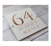XEL Plaque de porte flottante 3D moderne avec numéro de maison et nom de rue, décoration murale pour l'extérieur Personnalisable (25 x 25 cm, blanc et doré)