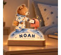 YASTOOLS Veilleuse personnalisée en acrylique, ourson de l’espace | Le prénom de l’enfant sous une scène d’ourson facteur dans l’espace, avec plaque en acrylique et socle LED en bois.