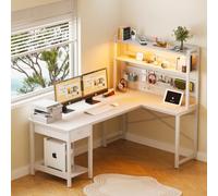 YOUDENOVA Bureau Gaming d'angle avec Panneau Perforé, 135 x 90 cm Table de Rangement avec LED et Prises, Bureau Ordinateur avec Étagère Réversible en Forme de L Blanc