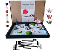 ZEN&TAO Jardin zen de bureau classique avec de nombreux accessoires assis dans un grand plateau en bois noir original et 7 outils dans une boîte en métal (pierres précieuses chakra)