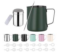 Zuquik Pot à lait Barista en acier inoxydable 600 ml avec mesure Mark 24 oz, pot à mousse de lait avec saupoudreur de cacao, 16 pochoirs et stylo pour cappuccino et expresso, vert émeraude