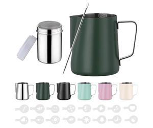 Zuquik Pot à lait Barista en acier inoxydable 600 ml avec mesure Mark 24 oz, pot à mousse de lait avec saupoudreur de cacao, 16 pochoirs et stylo pour cappuccino et expresso, vert émeraude